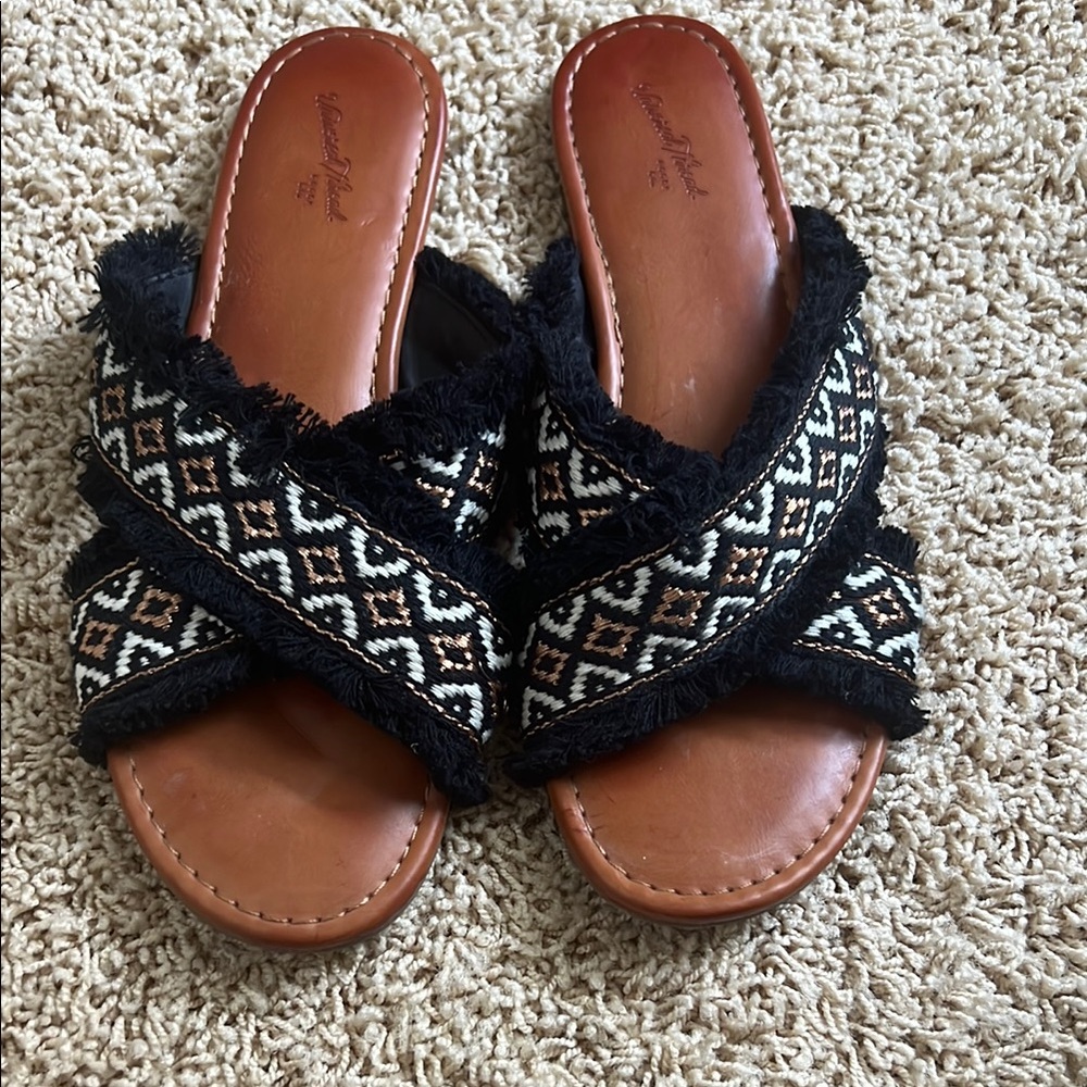 Universal Thread Women's boho Black and White Sandals